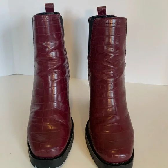 Steve Madden Ladon Chelsea Lug Sole Booties - Picture 4 of 9